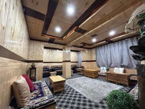 un soggiorno con divani e tavoli in un edificio di Yanglha Guest House a Leh