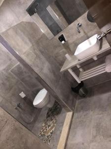 y baño con lavabo y aseo. en Hotel Diar Meriam, en Sousse