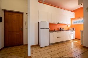 Η κουζίνα ή μικρή κουζίνα στο Lakeside apartment with balcony and lake view Gravedona - Larihome A23