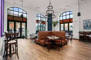 斯坦福德的住宿－Courtyard by Marriott Stamford Downtown，餐厅设有桌椅和窗户。