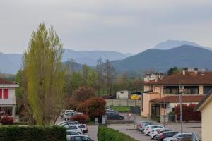 un montón de autos estacionados en un estacionamiento en GIOTTO Guesthouse, en Due Carrare