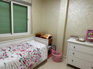 1 dormitorio con 1 cama, vestidor y ventana en Lmasala, en Meknès