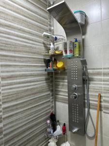 y baño con ducha, lavabo y espejo. en Lmasala, en Meknès