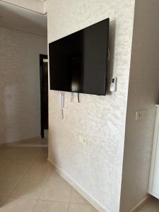 TV de pantalla plana en la pared de una habitación en Lmasala, en Meknès