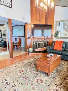 ein Wohnzimmer mit einem Sofa und einem Kamin in der Unterkunft Spacious and relaxing Home - Longwood, Florida in Orlando