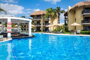 einem Pool vor einem Resort in der Unterkunft Catalonia Yucatan Beach - All Inclusive in Puerto Aventuras