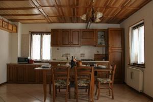 cocina con mesa y sillas en una habitación en Haisle im Untrborkh, en Sauris