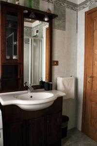 a bathroom with a sink and a mirror at Haisle im Untrborkh in Sauris