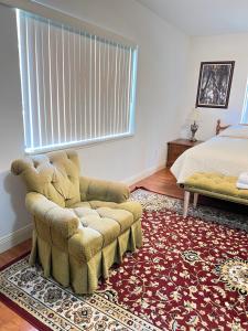 ein Schlafzimmer mit einem Sofa, einem Bett und einem Stuhl in der Unterkunft Spacious and relaxing Home - Longwood, Florida in Orlando
