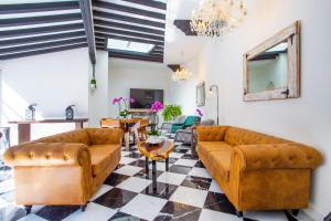 - un salon avec deux canapés et une table dans l'établissement Hotel Suites Mar Elena, à Puerto Vallarta
