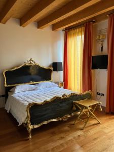 Schlafzimmer mit einem Kingsize-Bett und einem Stuhl in der Unterkunft Ciao Amore in Padua