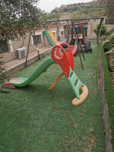 une aire de jeux avec une paire de ciseaux sur un toboggan dans l'établissement Etnadia, à Santa Maria di Licodia