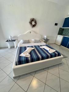 Postel nebo postele na pokoji v ubytování Christos rooms milos