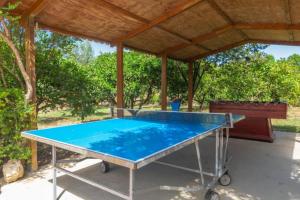 a ping pong table under a pavilion at Pili in Felanitx