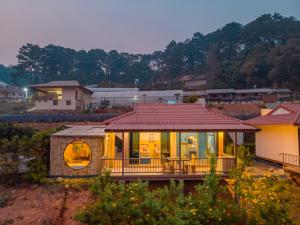 a small house with a large deck in a suburb at Sky Pruek Cumulus in Mon Jam