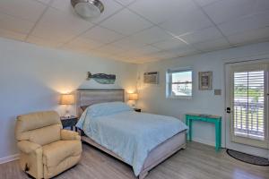 Postel nebo postele na pokoji v ubytování Atlantic Beach Studio with Community Pool! + 21 fotografií