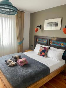 1 dormitorio con 1 cama con 2 almohadas en Heristage Istanbul, en Estambul