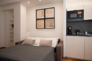 um pequeno quarto com uma cama e uma cozinha em Residenza Lualdi em Roma