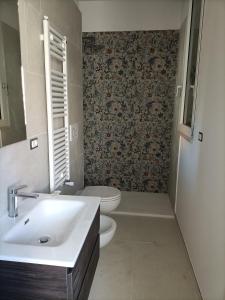 布林迪西的住宿－Casa Marina，浴室配有卫生间、盥洗盆和卫生间。