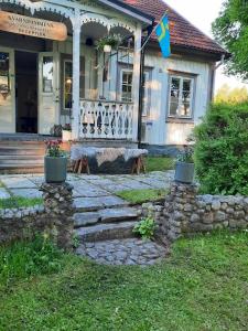 una casa con un camino de piedra delante de ella en KvarnDammens Bed & Breakfast, en Vetlanda