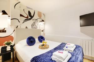 pokój hotelowy z łóżkiem z ręcznikami w obiekcie CMG - Bastille / Le Marais - D w Paryżu