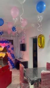 une chambre avec des ballons roses et bleus et une table dans l'établissement بورتو سعيد Portosaid, à Port-Saïd