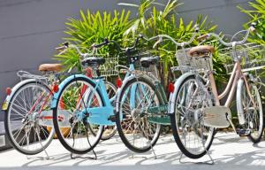 un grupo de bicicletas estacionadas una al lado de la otra en The Airy Residence, en Lat Krabang
