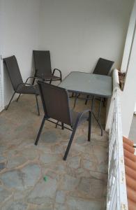 VromopoúsiにあるKaterina's houseの椅子・テーブル