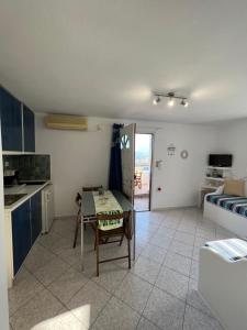Kuchyň nebo kuchyňský kout v ubytování Christos rooms milos