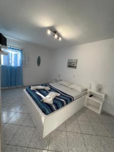 Postel nebo postele na pokoji v ubytování Christos rooms milos