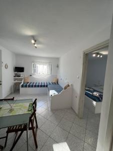 Postel nebo postele na pokoji v ubytování Christos rooms milos