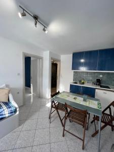 Kuchyň nebo kuchyňský kout v ubytování Christos rooms milos