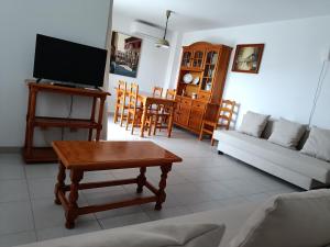 Telewizja i/lub zestaw kina domowego w obiekcie Apartamentos Mary