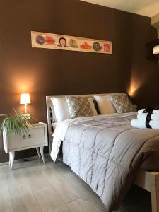 圣阿尔坎杰洛-迪罗马涅拉肯布里克拉旅馆的卧室里有一张床和一张带灯的桌子