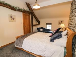 een slaapkamer met een groot bed in een kamer bij Hen Dy Craig Yr Ronwy in Bala