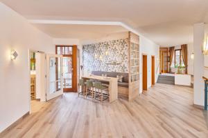 Una cocina con una mesa y sillas en una habitación. en Hotel Garni Gästehaus am Mühlbach, en Ottobeuren