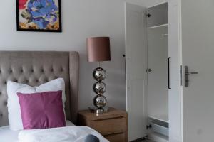 Tempat tidur dalam kamar di City Apartments by JUNIK Apartments