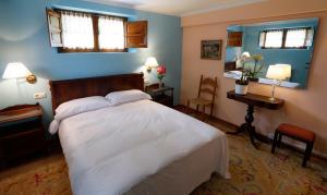 a bedroom with a large white bed in a room at Hotel Hontoria in Hontoria