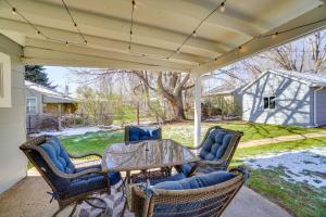 un patio cubierto con mesa y sillas en Pet-Friendly Englewood Escape about 6 Mi to Denver!, en Englewood