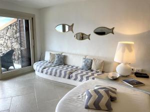 a living room with a couch and a table at San Teodoro Punta Est Magnifico Trilocale Vista Mare in Capo Coda Cavallo