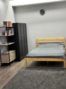 Knihovna v hostelu + 11 fotografií