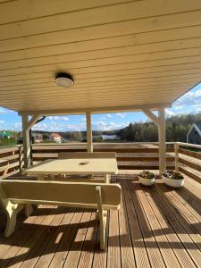 Osada Skoczkowo komfortowe domki z jacuzzi nad jeziorem- sauna- balia- prywatny staw wędkarski的阳台或露台