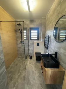 Osada Skoczkowo komfortowe domki z jacuzzi nad jeziorem- sauna- balia- prywatny staw wędkarski的一间浴室