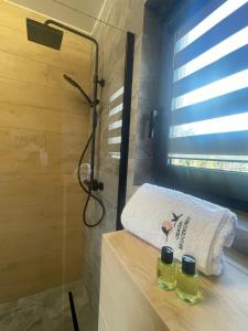 Osada Skoczkowo komfortowe domki z jacuzzi nad jeziorem- sauna- balia- prywatny staw wędkarski的一间浴室