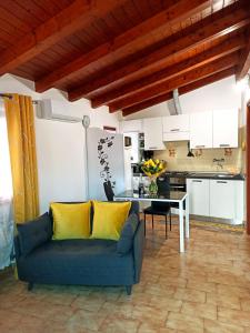 a living room with a couch and a kitchen at Appartamento con vista Lago Casa Gaspar in Brenzone sul Garda
