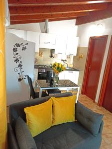 a living room with a couch and a kitchen at Appartamento con vista Lago Casa Gaspar in Brenzone sul Garda