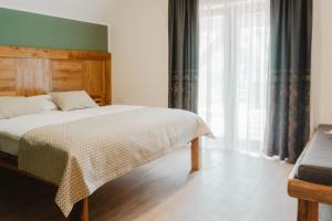 um quarto com uma cama e uma grande janela em House Mrzlin Grad em Korenica