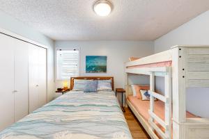 Un dormitorio con una litera y una ventana. en Buena Vista 405, en Gulf Shores 34 fotos más