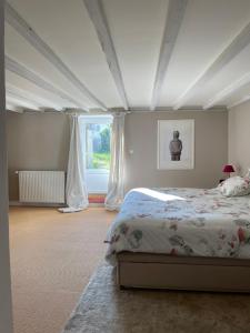 ChapdeuilにあるLA CROIX DES GRANGESのベッドルーム1室(ベッド1台、大きな窓付)