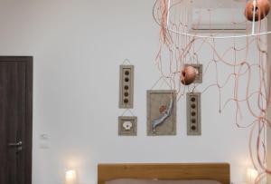 una camera da letto con un letto e alcuni oggetti sul muro di Sisidda rooms a San Vito lo Capo